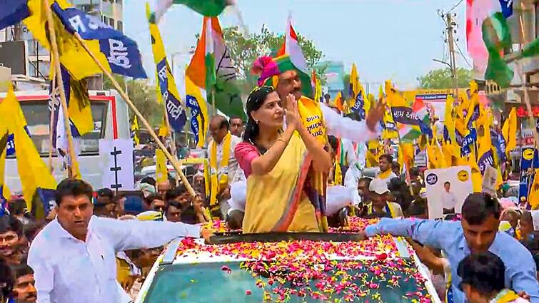 Sunita Kejriwal Roadshow in South Delhi For AAP Candidate Sahi Ram Pahalwan in Absence of CM Arvind Kejriwal Lok Sabha Elections Delhi Lok Sabha Election: '...तो क्या अरविंद केजरीवाल को 10 साल जेल में रखोगे', दक्षिण दिल्ली में रोड शो के दौरान बोलीं सुनीता केजरीवाल