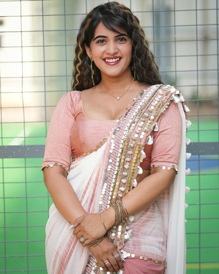 చక్కటి ఆట తీరుతో ఎంతో మంది అభిమానులను సంపాదించుకుంది. Photo Credit: sravanthi_chokarapu/ instagram