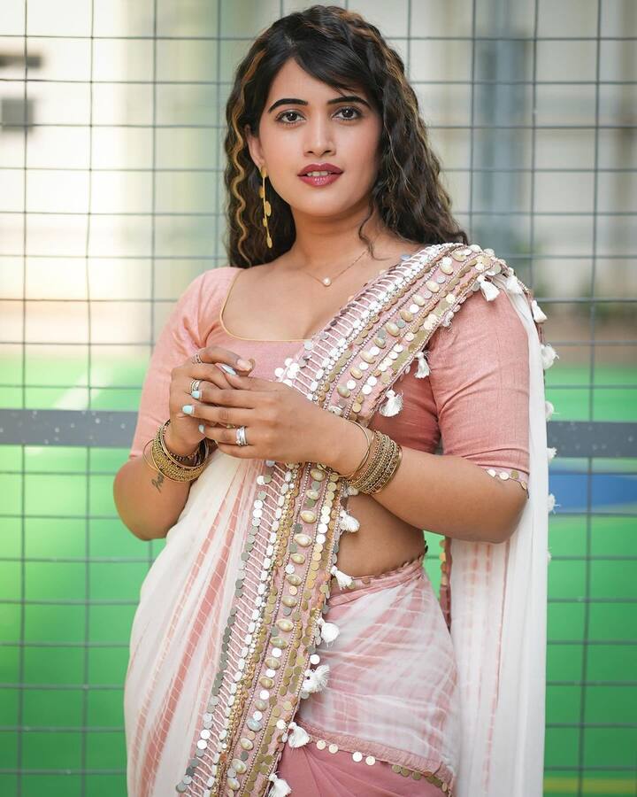 బిగ్ బాస్ షో తర్వాత యాంకర్ గా రాణిస్తోంది. Photo Credit: sravanthi_chokarapu/ instagram