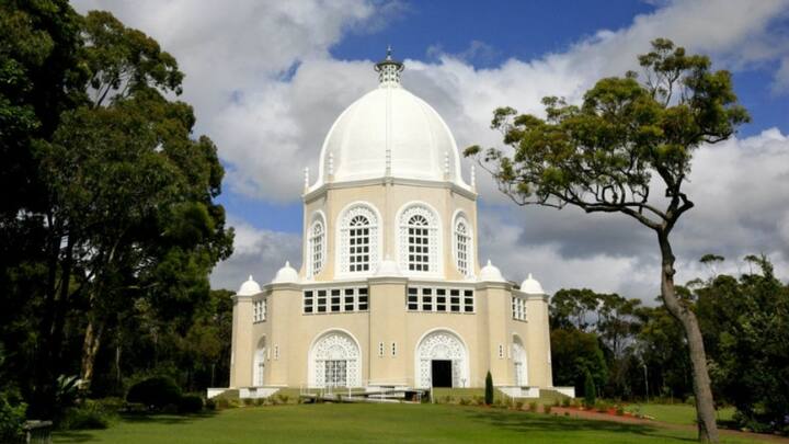 दिल्ली में स्थित लोटस टेंपल दुनिया में मौजूद कुल सात बहाई मंदिरों में से एक है. इस मंदिर में सभी धर्म के लोगों को आकर प्रार्थना करने की इजाजत है.