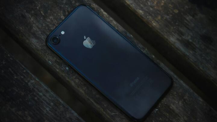 আইফোন চার্জে দিয়ে ফোন ব্যবহার করবেন না। গেম খেলা, ভিডিও দেখা, কথা বলা, গান শোনা এমনকি ফোনের কোনও ব্যবহারই চার্জে বসিয়ে করা উচিত নয়।