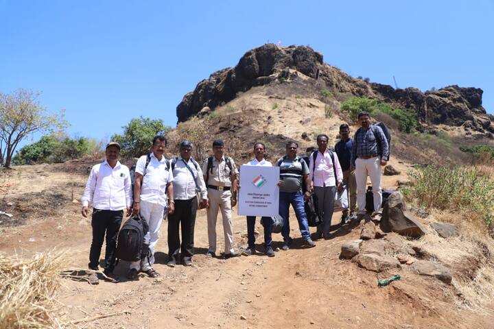 त्यांच्यासाठी किल्ल्यावर एक मतदान केंद्रं तयार करण्यात आले असून तीन निवडणूक अधिकारी मतदानाची प्रक्रिया सांभाळणार आहेत.