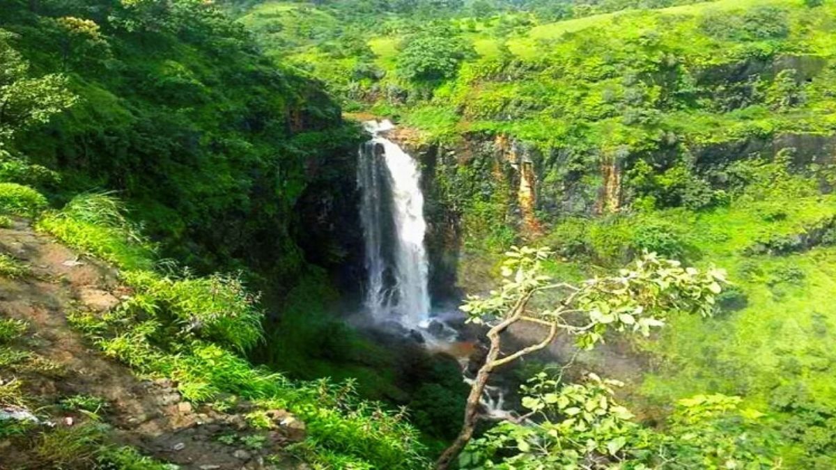 Travel : लोणावळा, खंडाळ्याला जाऊन कंटाळलात? शांत.. निवांत.. महाराष्ट्रातील 'एक' हिल स्टेशन! महाभारत काळातील अनेक रहस्य इथे लपलीत