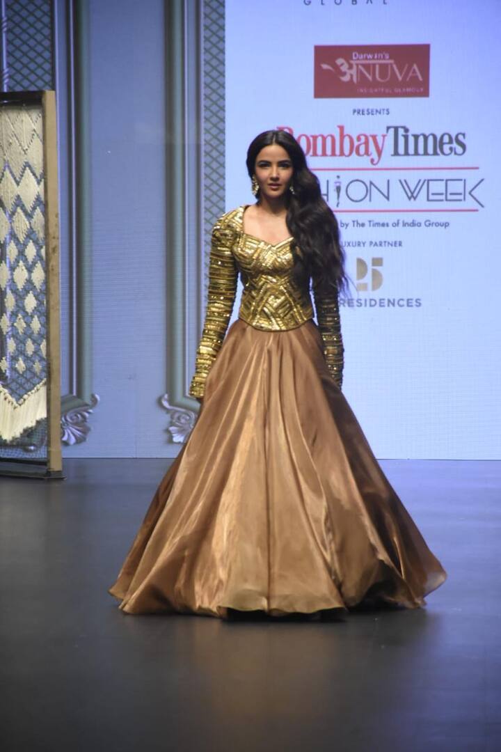Jasmine wore a full-sleeved golden sequin top with a flowing skirt.