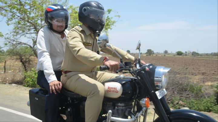 पुलिस अधीक्षक प्रदीप शर्मा और कलेक्टर नीरज कुमार सिंह श्रद्धालुओं की सुविधा और सुरक्षा की जानकारी लेने के लिए उनके बीच बुलेट से पहुंचे.