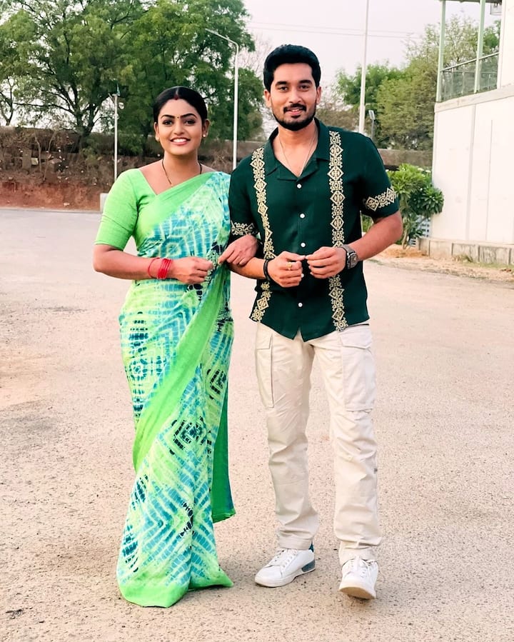 కార్తీక దీపం సీరియల్ అభిమానులను సోషల్ మీడియాలో కూడా ఎంగేజ్ చేస్తుంది టీమ్. అందుకే వారి వీడియోలు, ఫోటోలు మంచి వ్యూస్ని సంపాదించుకుంటున్నాయి. (Images Source : Images Source : premi_vishwanath)