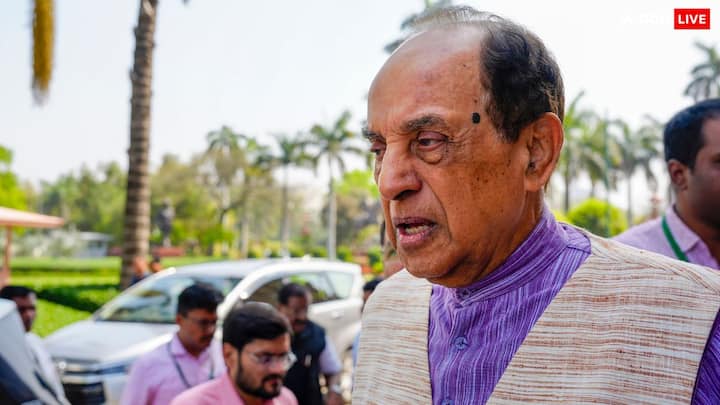 रणवीर अल्लाहबादिया के साथ हुए इस पॉडकास्ट में बीजेपी के सुब्रमण्यम स्वामी ने भ्रष्टाचार से लेकर प्रधानमंत्री नरेंद्र मोदी और भारतीय राजनीति पर बेबाकी से राय रखी. उन्होंने आरोप लगाया कि पीएम मोदी झूठ बोलते हैं. यही वजह है कि उन्हें इस चुनाव में बीजेपी का उम्मीदवार नहीं होना चाहिए.