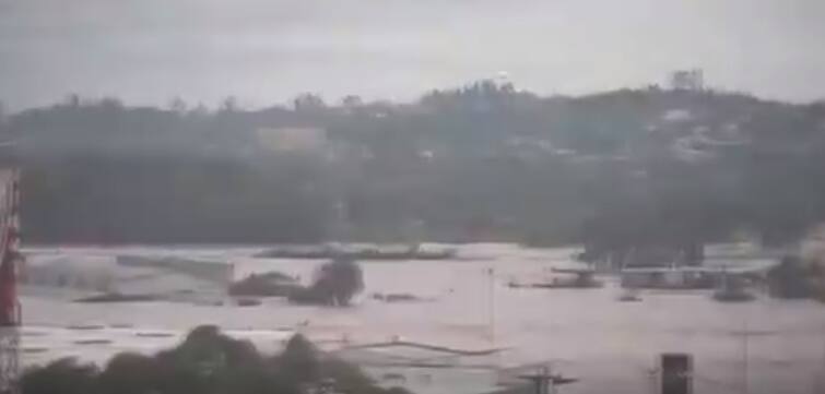 Brazil Boat Capsize Video Ferry Boat Ramps Into a Submerged Bridge and Capsizes Amid Severe Flooding Video: બ્રાઝિલમાં વિનાશકારી પૂરમાં પલટી ગઈ ફેરી બોટ, બ્રિજ સાથે ધડાકાભેર અથડાયા બાદ બોટ ડૂબી ગઈ