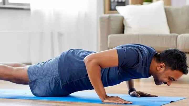 30 Push-Ups a Day : पुश-अपसाठी कोणत्याही विशेष उपकरणे, प्रशिक्षक किंवा अगदी जिमची आवश्यकता नसते. आपल्याला फक्त लहान जागा पुरेशी आहे.