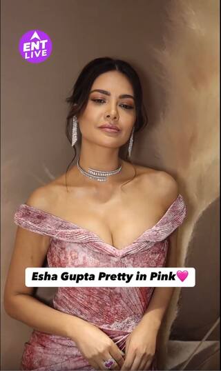 Delhi में एक Event के लिए Spot हुईं Esha Gupta Pink Gown में बेहद खूबसूरत लग रही थीं