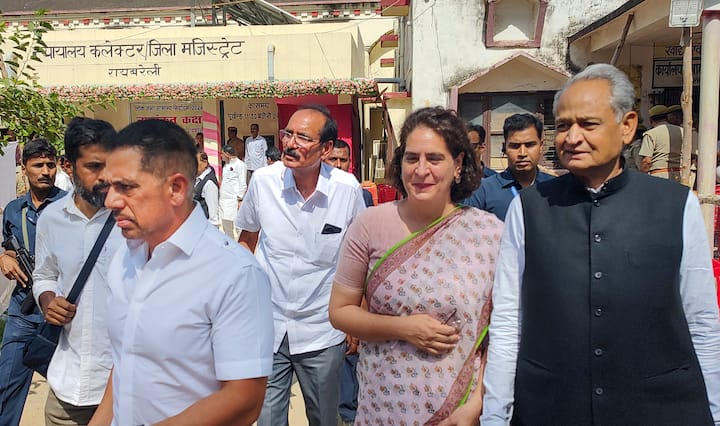 इसके कई सियासी मायने हैं. राजस्थान कांग्रेस में भी हलचल तेज है. दरअसल, अमेठी लोकसभा सीट पर सोनिया गांधी के बेहद ख़ास केएल शर्मा को मैदान में उतारा गया है. इसलिए गांधी परिवार के बेहद खास अशोक गहलोत को वहां पर बड़ी जिम्मेदारी दी गई है.