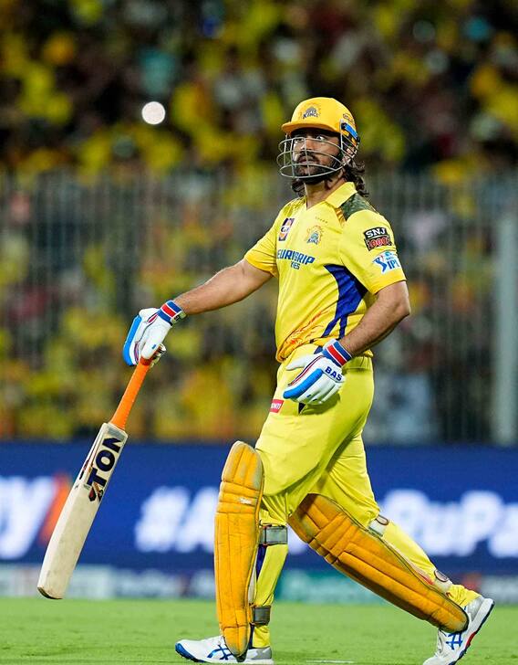 ৯ নম্বরে ব্যাট করছেন ধোনি! সমালোচনা প্রাক্তন সতীর্থের