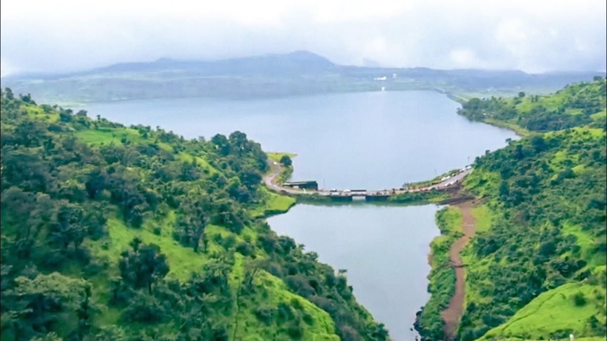 Travel : पर्यटक बोलतील Wow..जणू स्वर्ग भासावे महाराष्ट्रातील 'हे' ठिकाण! धबधबे.. धरण.. उंच पर्वत..बरंच काही..