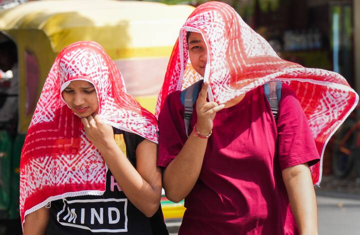 The complete details of district wise weather have been given by the Meteorological Department, Jaipur.  Since it is the month of May, the entire North India is currently in the grip of extreme heat.