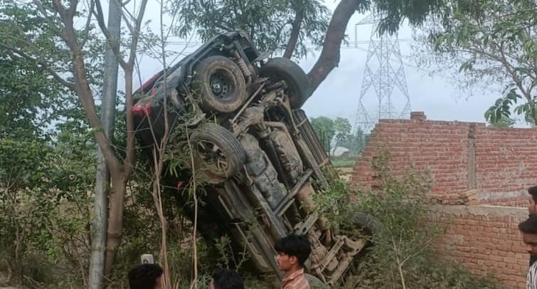 Aligarh News car over turned to save bull three people injured admited in hospital ann Aligarh Road Accident: अलीगढ़ में सांड को बचाने के चक्कर में हादसा, कई पलटी खाने के बाद पेड़ पर लटकी कार
