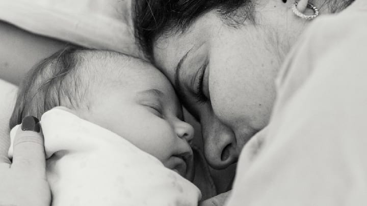 Babies Care : जेव्हा मूल जन्माला येते तेव्हा त्याला आईच्या उबदारपणाची आणि स्पर्शाची खूप गरज असते.