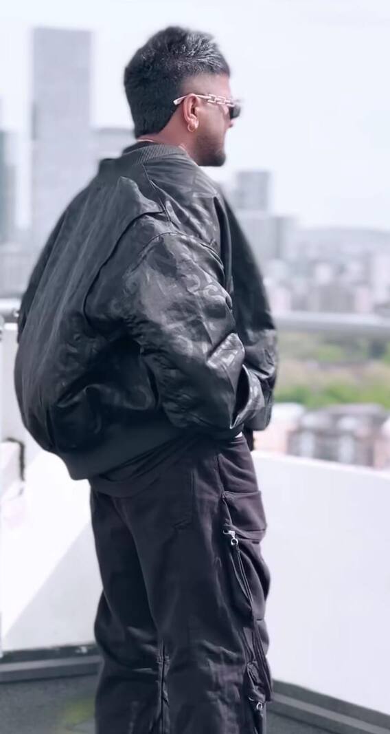 ਦੁਕਾਨਾਂ 'ਚ ਝਾੜੂ-ਪੋਚਾ ਲਾ ਕੇ ਸਿੰਗਰ ਬਣਿਆ ਇਹ ਸ਼ਖਸ, ਪਛਾਣੋ ਕੌਣ?