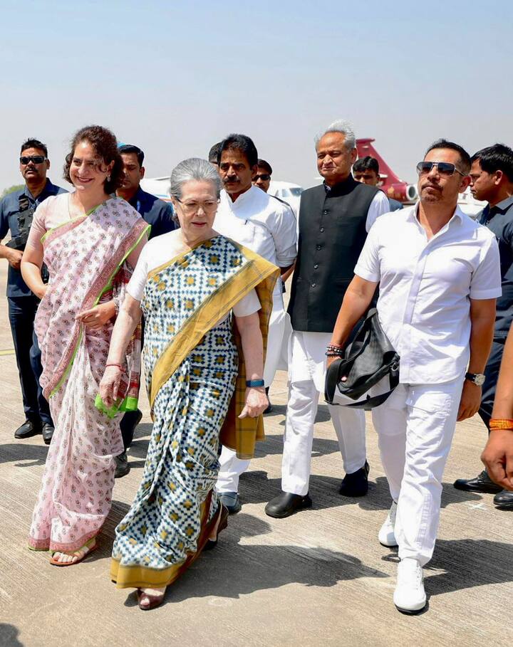 पार्टी ने पूर्व सीएम को यह जिम्मेदारी दी है. वहीं कांग्रेस के राष्ट्रीय मीडिया पैनलिस्ट सुरेंद्र राजपूत का कहना है कि यहां अच्छा निर्णय है. हम यहां पर और भी मजबूती से चुनाव लड़ पाएंगे. पहले प्रियंका गांधी अमेठी और रायबरेली का काम देखा करती थीं.