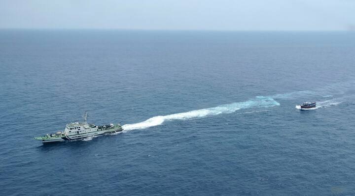 दरअसल, पिछले गुरुवार को रात करीब 11.30 बजे भारतीय तटरक्षक जहाज अमोघ ने भारत-बांग्लादेश अंतरराष्ट्रीय समुद्री सीमा रेखा (आईएमबीएल) पर गश्त के दौरान एक बांग्लादेशी मछली पकड़ने वाली नाव को भारतीय जल सीमा में देखा.