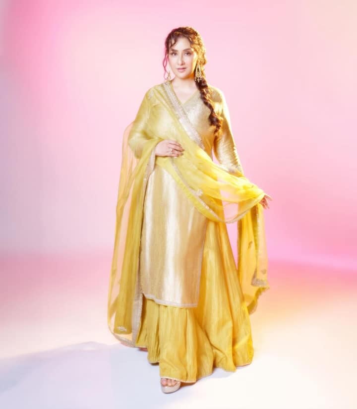 Manisha wore an exquisite golden Banarasi silk kurta with silver border.