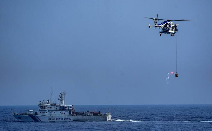 इंडिय कोस्ट गार्ड ने पहले तो इनकी नाव को ठीक करने का प्रयास किया लेकिन जब नाव ठीक नहीं हुई तो इन सभी मछुआरों को सुरक्षित निकाल लिया. इस पर कोलकाता स्थित आईसीजी के अधिकारी ने कहा था कि तट रक्षक बल का आदर्श वाक्य वयम् रक्षाम यानि हम रक्षा करते हैं, जिसे हमने साबित किया है.