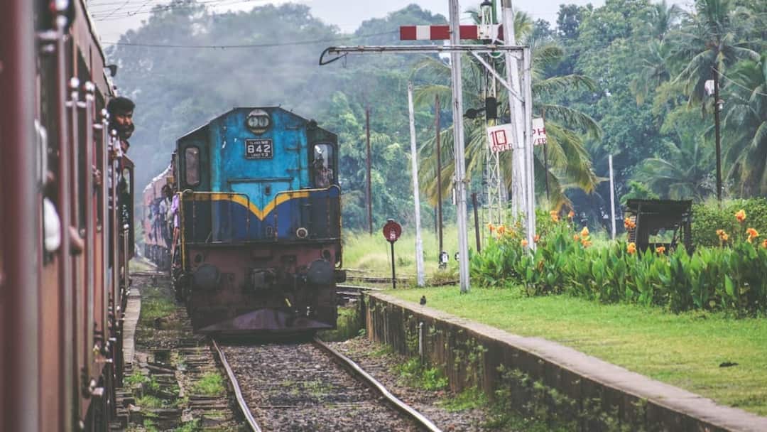 How does the brake system work in trains are brakes different in every train Train Brake System: ट्रेनों में ब्रेक सिस्टम कैसे करते हैं काम? क्या मालगाड़ी और सुपरफास्ट ट्रेनों के अलग होते हैं ब्रेक