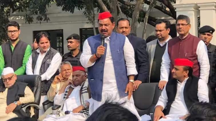 Samajwadi Party leader Narad Rai again expressed his pain say Did not do work of licking the soles टिकट नहीं मिलने पर सपा नेता नारद राय का फिर छलका दर्द, कहा- 'राजनीति में तलवा चाटने का काम नहीं किया'