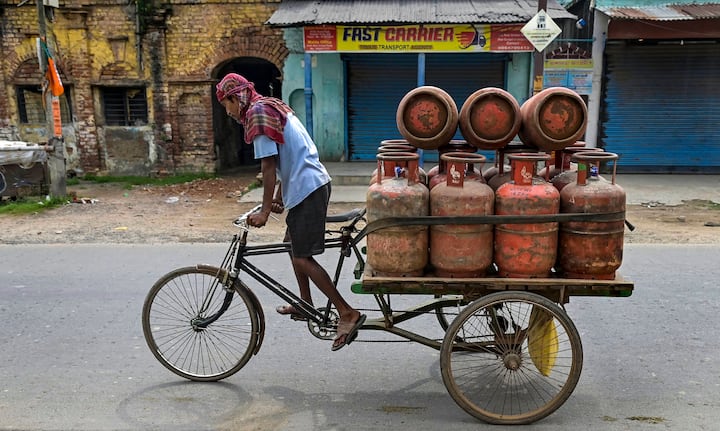 LPG गैस कनेक्शन के लिए बैंक अकाउंट डिटेल्स देना जरूरी होता है जिससे ट्रांसपेरेंसी को बढ़ावा मिल सके. अगर आप किराए के मकान में रहते हैं, तो आपको हाउस ओनर से NOC लेनी होगी.