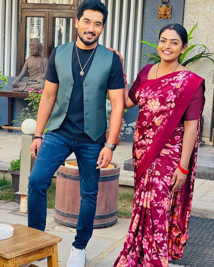 కార్తీక దీపంలో డాక్టర్బాబుగా నిరుపమ్.. దీపగా ప్రేమి విశ్వనాథ్ చేసి.. బుల్లితెరపై హిట్ పెయిర్గా టాక్ సంపాదించుకున్నారు. (Images Source : Images Source : premi_vishwanath)