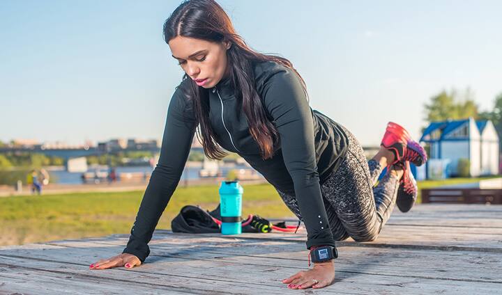 एका महिन्यासाठी दिवसातून 30 पुश-अप केल्याने तुमची ताकद वेगाने सुधारेल.