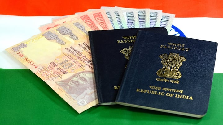 Passport News: પ્રવાસ કરવાનું કોને ન ગમે, આજકાલ દરેક વ્યક્તિ વિદેશ જવાના સપના જોતા હોય છે. જો તમે પણ વિદેશ જવાનું વિચારી રહ્યા છો, પરંતુ તમારી પાસે પાસપોર્ટ નથી, તો તમે તરત જ પાસપોર્ટ બનાવી શકો છો.