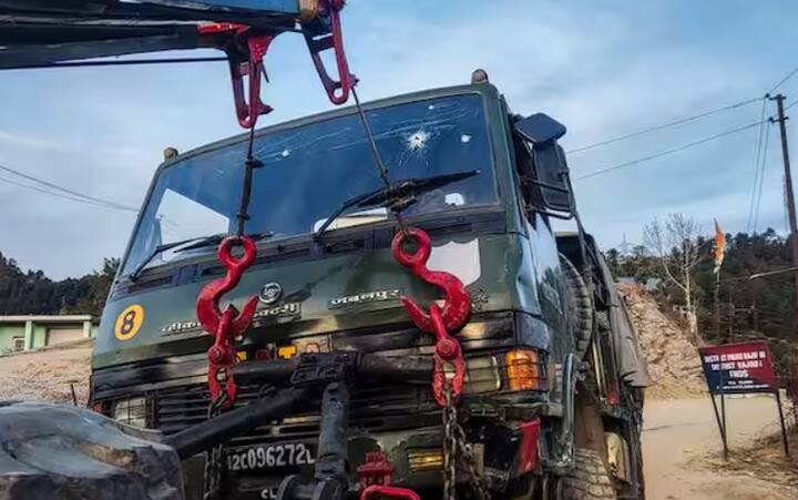 ਨਿਊਜ਼ ਏਜੰਸੀ ਆਈਏਐਨਐਸ ਮੁਤਾਬਕ ਜਾਂਚ ਤੋਂ ਪਤਾ ਲੱਗਿਆ ਹੈ ਕਿ ਅੱਤਵਾਦੀਆਂ ਨੇ ਅਮਰੀਕੀ ਐਮ4 ਕਾਰਬਾਈਨ ਅਤੇ ਏਕੇ 47 ਤੋਪਾਂ ਨਾਲ ਹਵਾਈ ਸੈਨਾ ਦੇ ਜਵਾਨਾਂ 'ਤੇ ਗੋਲੀਬਾਰੀ ਕੀਤੀ ਸੀ। ਅੱਤਵਾਦੀਆਂ ਨੇ ਇਨ੍ਹਾਂ ਬੰਦੂਕਾਂ 'ਚ ਸਟੀਲ ਦੀਆਂ ਗੋਲੀਆਂ ਦੀ ਵਰਤੋਂ ਕੀਤੀ। ਇਹ ਸਟੀਲ ਦੀਆਂ ਗੋਲੀਆਂ ਬੁਲੇਟਪਰੂਫ ਵਾਹਨਾਂ ਦੇ ਅੰਦਰ ਵੀ ਵੜ ਸਕਦੀਆਂ ਹਨ।