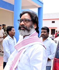 हेमंत सोरेन ने जेल में बदल लिया लुक, पत्नी, माता-पिता के साथ तस्वीरें आई सामने