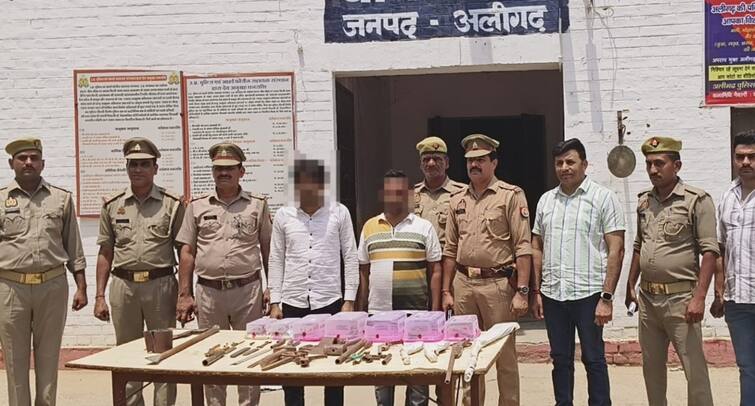 aligarh police Raid in illegal arms factory and arrested two accused and seized arms ann  Aligarh News: खंडहर बिल्डिंग में चल अवैध हथियार बनाने की फैक्ट्री, अलीगढ़ पुलिस ने किया भंडाफोड़
