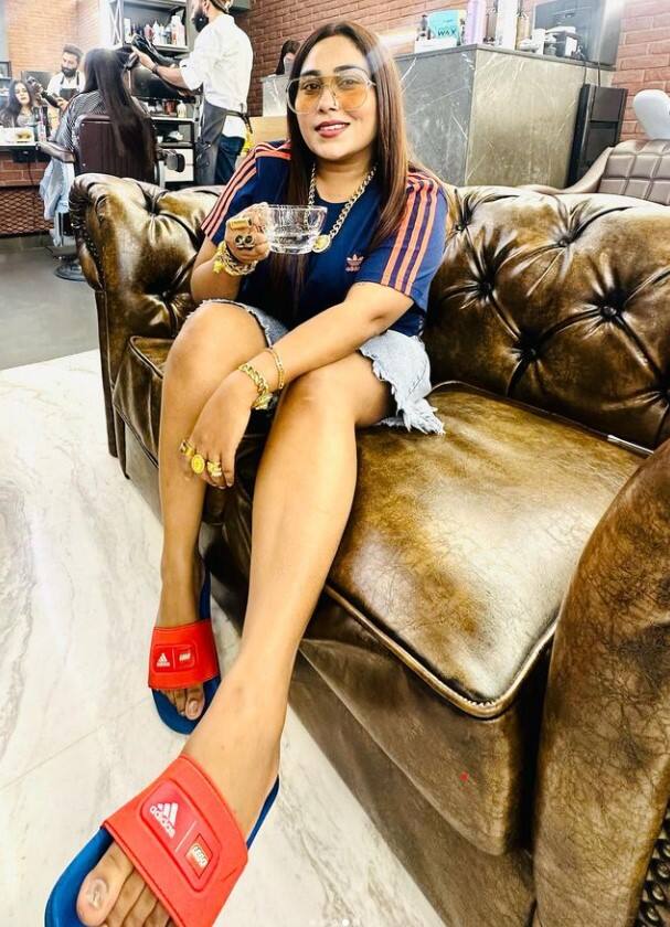 ਇਸ ਵਿਚਾਲੇ ਗਾਇਕਾ ਨੇ ਆਪਣੀਆਂ ਖਾਸ ਤਸਵੀਰਾਂ ਸੋਸ਼ਲ ਮੀਡੀਆ ਹੈਂਡਲ ਇੰਸਟਾਗ੍ਰਾਮ ਉੱਪਰ ਸ਼ੇਅਰ ਕੀਤੀਆਂ ਹਨ। ਜਿਨ੍ਹਾਂ ਨੂੰ ਫੈਨਜ਼ ਵੱਲ਼ੋਂ ਬੇਹੱਦ ਪਸੰਦ ਕੀਤਾ ਜਾ ਰਿਹਾ ਹੈ।