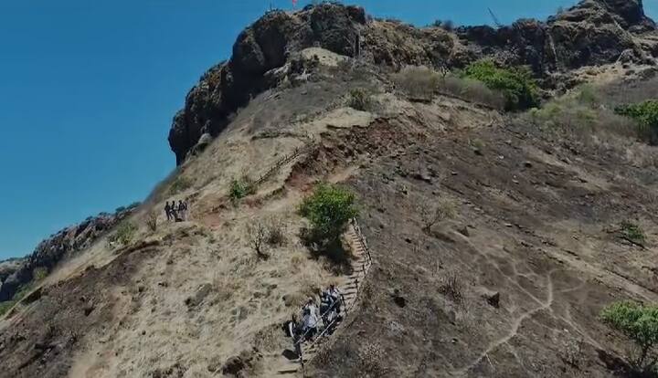 मतदानासाठी मतदान यंत्रे आणि इतर साहित्य शिडीच्या सहाय्याने पोहचवण्यात आले आहे.