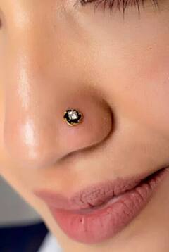 Trending Nose Pin: इन दिनों खूब ट्रेंड कर रहे हैं इस तरह के नोज पिन्स