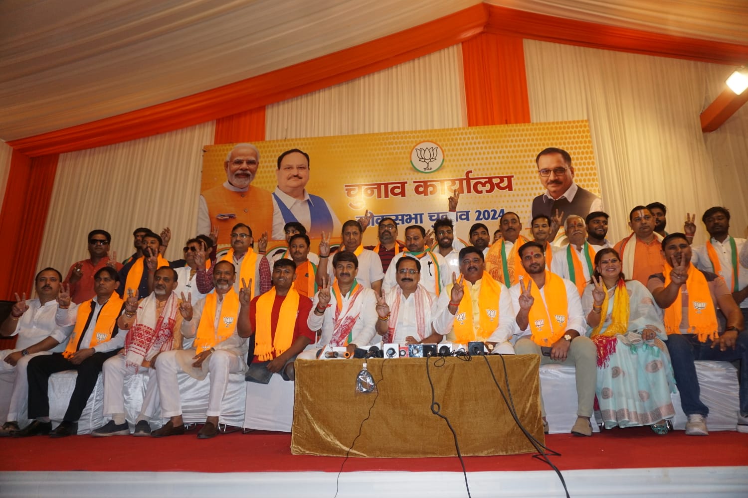 AAP के कई नेता अपने समर्थकों के साथ BJP में शामिल, वीरेंद्र सचदेवा और मनोज तिवारी ने पार्टी में किया स्वागत
