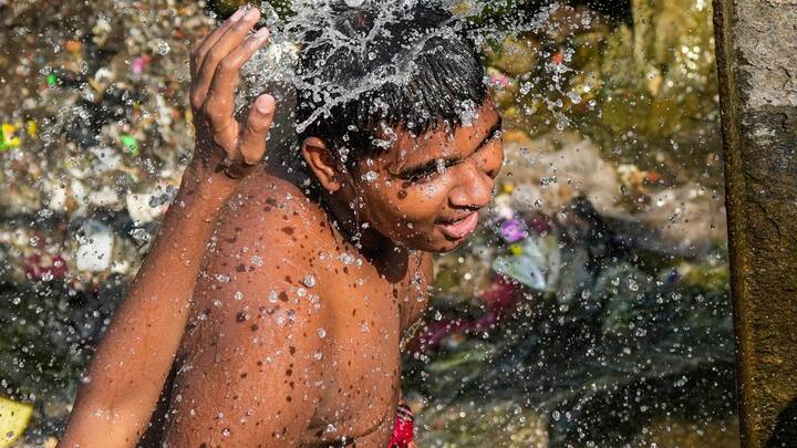 কলকাতায় আজ পারদ অনেকটাই নেমেছে। গতকাল সর্বোচ্চ তাপমাত্রা ছিল ৩৬.৪, স্বাভাবিকের থেকে ১ ডিগ্রি বেশি। আজ সকালে কলকাতার সর্বনিম্ন তাপমাত্রা ২৯.৮, স্বাভাবিকের থেকে ৩ ডিগ্রি বেশি