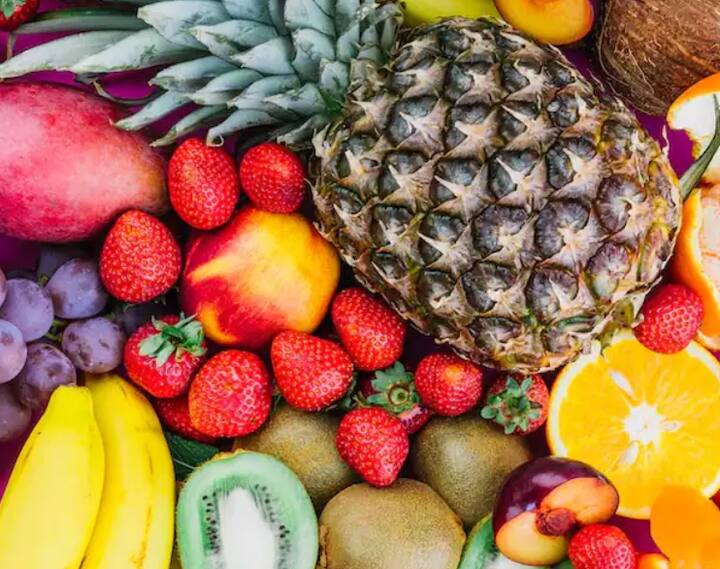 ਤੁਸੀਂ ਆਪਣੀ ਡਾਈਟ 'ਚ ਕੁਝ ਸਾਬਤ ਅਨਾਜ ਅਤੇ ਫਲ ਸ਼ਾਮਲ ਕਰ ਸਕਦੇ ਹੋ, ਇਸ ਨਾਲ ਤੁਹਾਡੇ ਵਾਲ ਵੀ ਮਜ਼ਬੂਤ ​​ਹੋਣਗੇ।