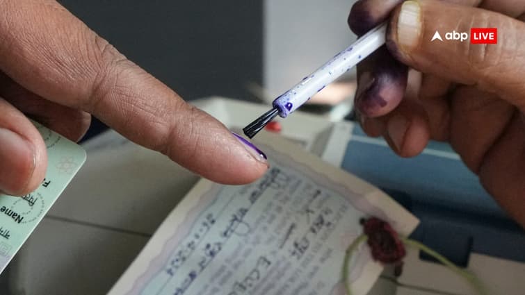 chiplun voters are aggressive as lights in the polling station go off Ratnagiri Sindhudurg Lok Sabha Election marathi update Ratnagiri : मतदान केंद्रातील लाईट गेली अन् प्रशासनाची धावपळ, चिपळूणमध्ये 400 मतदार ताटकळले, रात्री 9 वाजेपर्यंत मतदान होणार? 