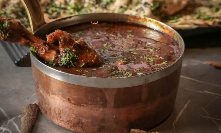 இப்போது, கழுவி வைத்துள்ள சிக்கனை மசாலா கலவையுடன் சேர்க்கவும். நன்கு மசாலாவுடன் சேர்த்து கிளறிவிடவும். ஒரு கப் தண்ணீர், தேவையான அளவு உப்பு சேர்த்து சிக்கனை மூடி வைத்து, சிறு தீயில் 15 - 20 நிமிடம் வரை வேக வைக்கவும்.