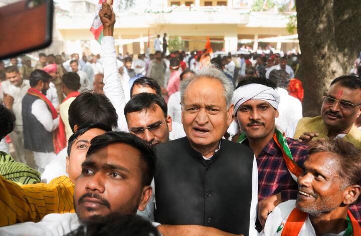 राजस्थान में लोकसभा चुनाव खत्म होने के बाद अशोक गहलोत को यूपी की अमेठी लोकसभा सीट पर वरिष्ठ ऑब्जर्वर बनाया गया. यहां पर पार्टी के प्रदेश महासचिव और प्रदेश प्रवक्ता स्वर्णिम चतुर्वेदी का कहना है कि पहली बार अमेठी महत्वपूर्ण सीट पर राजस्थान से किसी नेता को लगाया गया है. यह अच्छी बात है.