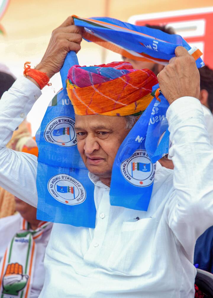 राजस्थान में लोकसभा का चुनाव खत्म होने के बाद पूर्व सीएम अशोक गहलोत रायबरेली गए. जहां पर राहुल गांधी के नामांकन में भाग लिए. उसके बाद मध्यप्रदेश में दिग्विजय सिंह के चुनाव प्रचार में राजगढ़ लोकसभा सीट पर गहलोत ने भाग लिया