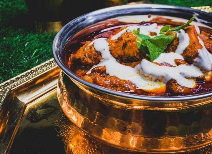 செய்முறை : ஒரு கடாயில் வெண்ணையை சேர்த்து, வெங்காயம் சேர்த்து பொன்னிறம் ஆகும் வரை வதக்கவும். இஞ்சி, பூண்டு, கொத்தமல்லி தூள், மிளகாய் தூள், மஞ்சள் தூள் மற்றும் உப்பு சேர்க்கவும் மனம் வரும் வரை வதக்கவும்.