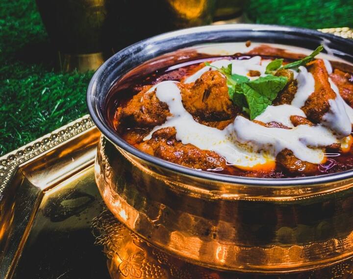தேவையான பொருட்கள் : 250 கிராம் எலும்பு இல்லாத கோழி துண்டுகள், கறிவேப்பிலை, 2 டீஸ்பூன் எண்ணெய், கொஞ்சம் கடுகு, 1/4 டீஸ்பூன் பெருஞ்சீரகம், அரை டீஸ்பூன் இஞ்சி பூண்டு விழுது, 3 வெங்காயம், கொஞ்சம் தக்காளி விழுது, 1 தேக்கரண்டி சீரகம், 2 தேக்கரண்டி தனியா, 2 காய்ந்த மிளகாய்,1 தேக்கரண்டி கருப்பு மிளகு, 3 இலவங்கப்பட்டை, 3 ஏலக்காய்.