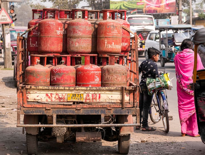ऑनलाइन गैस कनेक्शन के लिए आपके पास आइडेंटिटी प्रूफ होना चाहिए, इसके लिए आप आधार कार्ड, पासपोर्ट या ड्राइविंग लाइसेंस जैसे डॉक्यूमेंट साथ रखें.