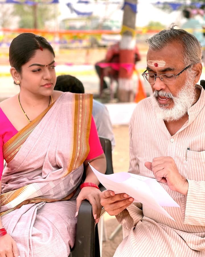 తాజాగా దర్శకుల దినోత్సవం రోజు.. ఈ సీజన్లో దీపకు వేరే ఎవరితోనే పెళ్లి అయినట్లు చూపించి.. కార్తీక్ ఇంట్లో పనిమనిషిగా దీపను పెట్టారు. దీప భర్త రావడంతో ఇప్పుడు ఎపిసోడ్స్ ఆసక్తిగా మారాయి.(Images Source : Images Source : premi_vishwanath)