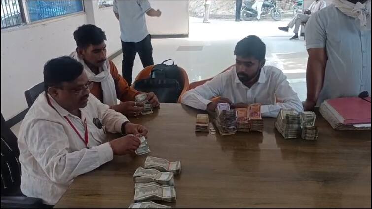 UP Lok Sabha Elections 2024 Kanpur Dehat Police seized 10 lakh 49 thousand cash from a car driver while car checking ann UP Lok Sabha Election 2024: कानपुर में आचार संहिता के दौरान 10 लाख की जब्ती, वाहन चेकिंग के दौरान पुलिस को मिली कामयाबी