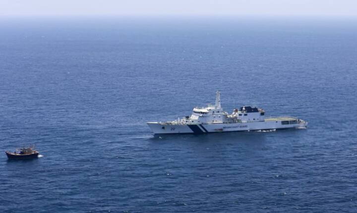 आईसीजी जहाज ने जांच के लिए बोर्डिंग टीम को भेजा तो पता चला कि नाव का पिछले दो दिनों से स्टीयरिंग गियर खराब है और तब से वह भटक ही रही थी. इसी वजह से भटकते-भटकते नाव भारतीय जल सीमा में आ गई.